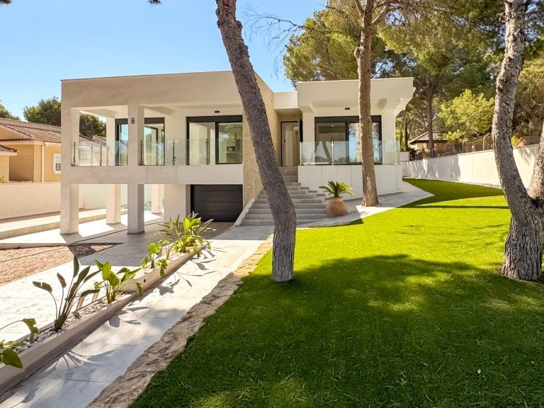 Villa for Sale in Los Altos, Alicante 30
