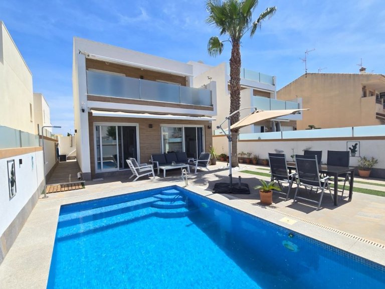Villa for Sale in Pilar De La Horadada, Valencia 1