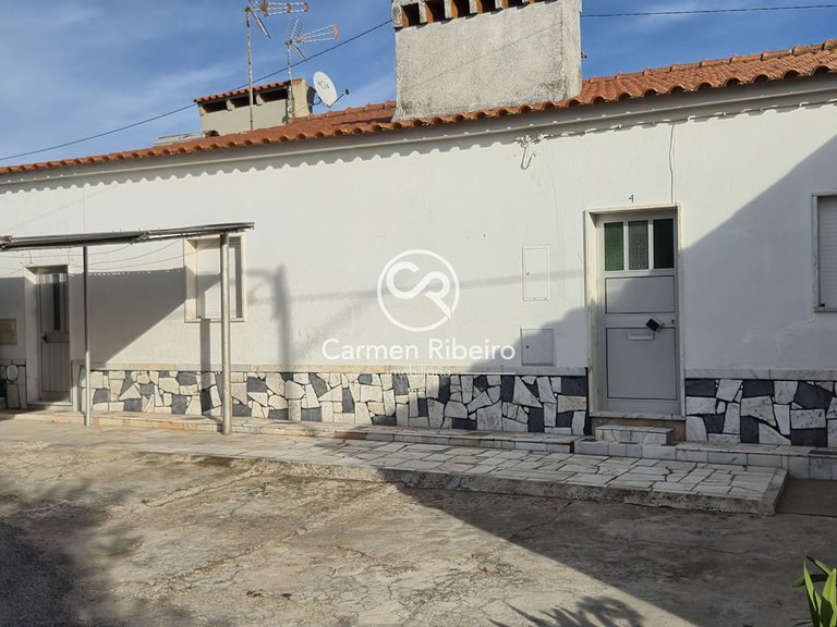 Moradia geminada terrea T2 de gaveto com quintal em São Bento do Cortiço 1