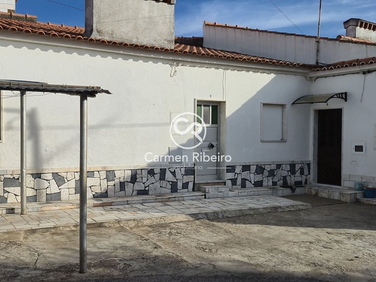 Moradia geminada terrea T2 de gaveto com quintal em São Bento do Cortiço 2