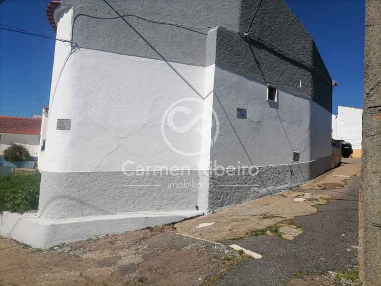 Moradia geminada de gaveto em São Bento do Cortiço 1