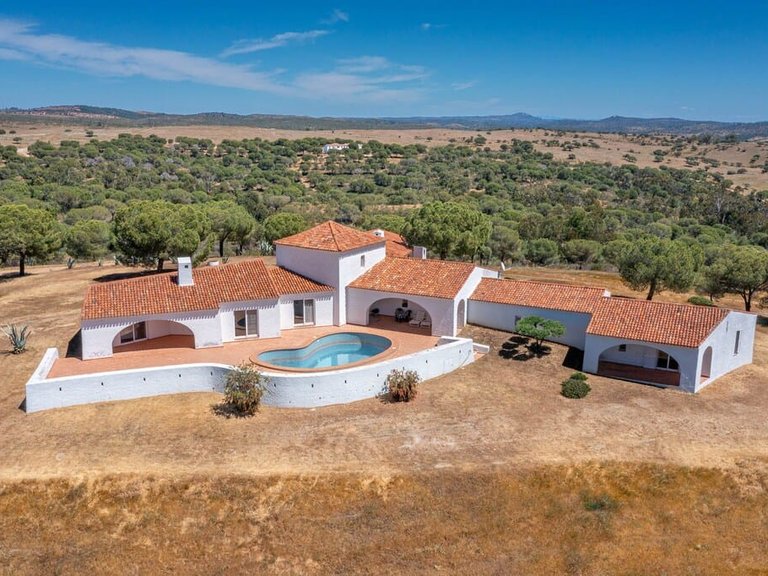 Villa for Sale in Loule, Algarve 1