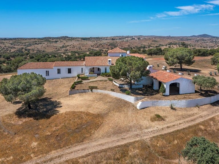 Villa for Sale in Loule, Algarve 3
