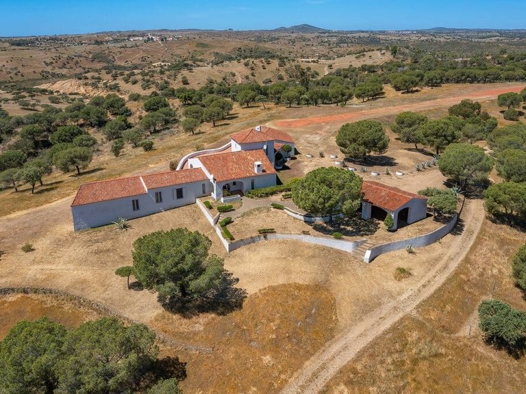 Villa for Sale in Loule, Algarve 4