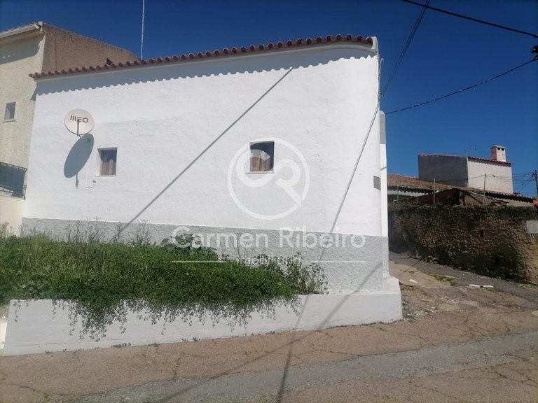 Moradia geminada de gaveto em São Bento do Cortiço 2