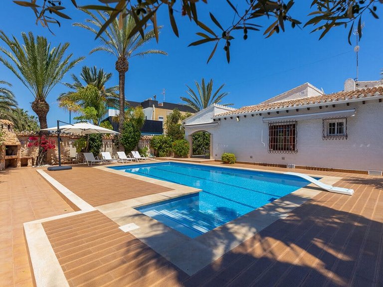 Villa for Sale in Punta Prima, Alicante 1