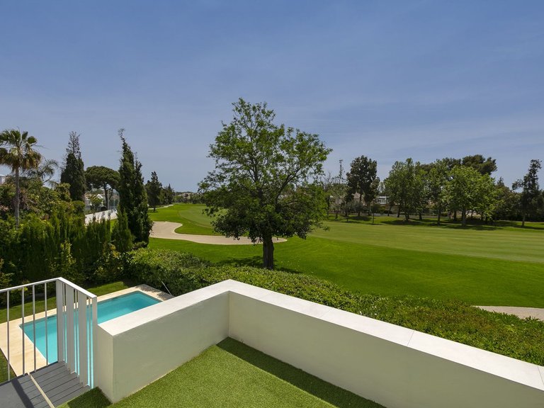 Detached villa for sale in Guadalmina 13