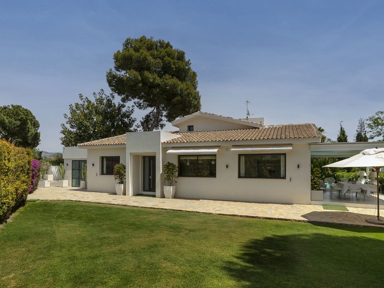 Detached villa for sale in Guadalmina 12