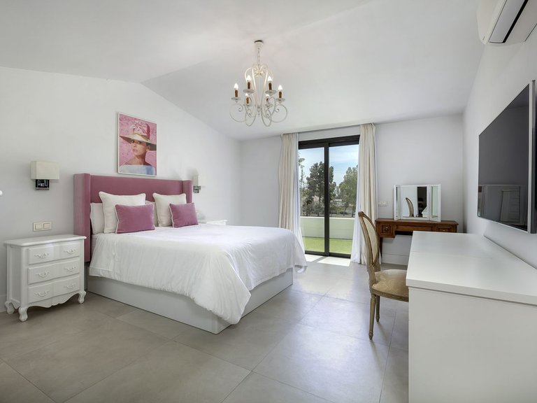 Detached villa for sale in Guadalmina 9