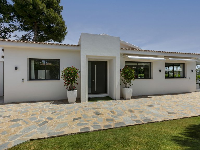 Detached villa for sale in Guadalmina 2