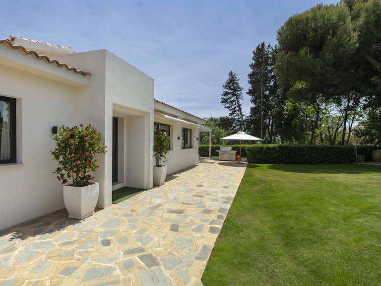 Detached villa for sale in Guadalmina 1
