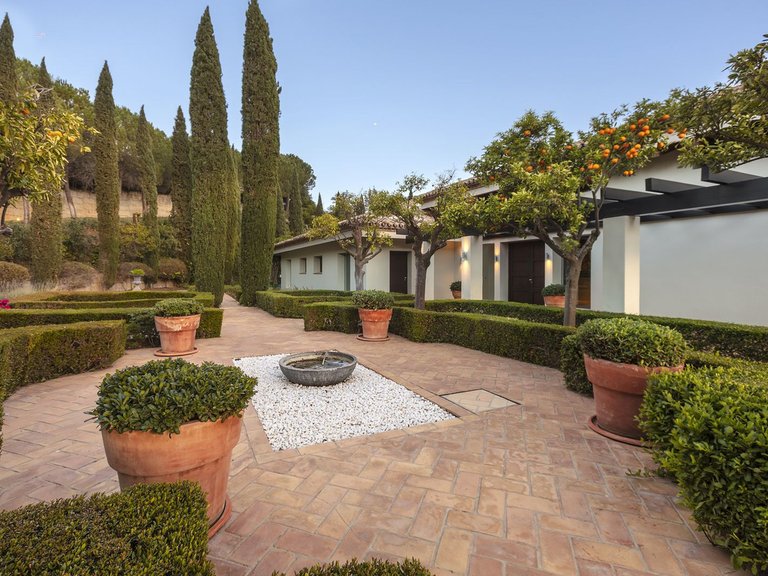 Detached villa for sale in La Zagaleta 3