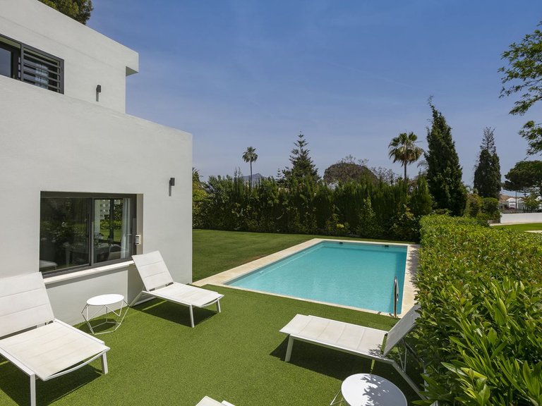 Detached villa for sale in Guadalmina 23