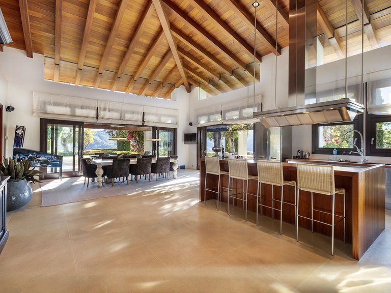 Detached villa for sale in La Zagaleta 25