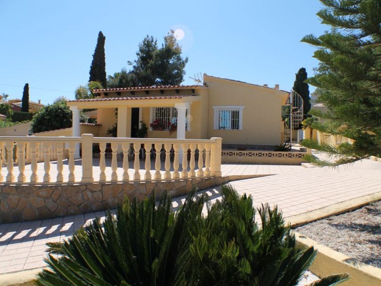 For Sale: Beautiful, detached villa with own pool in Alfaz del Pi 1