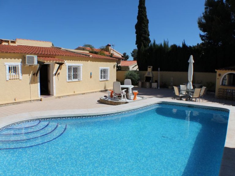 For Sale: Beautiful, detached villa with own pool in Alfaz del Pi 2