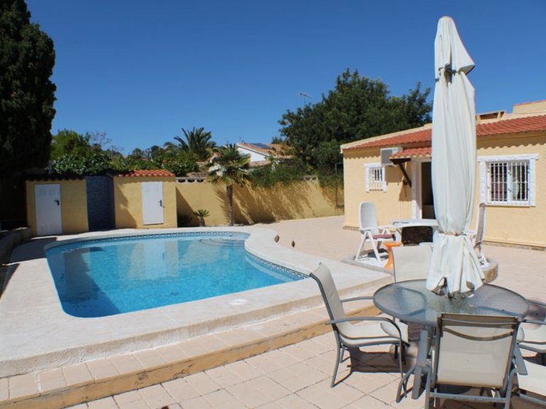 For Sale: Beautiful, detached villa with own pool in Alfaz del Pi 12