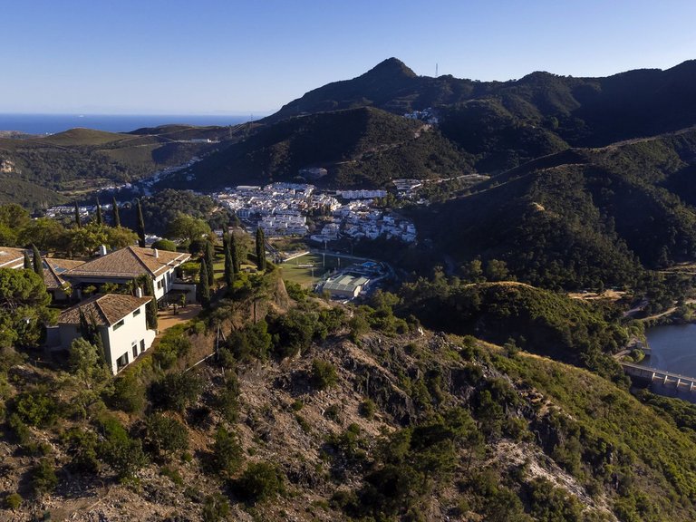 Detached villa for sale in La Zagaleta 23