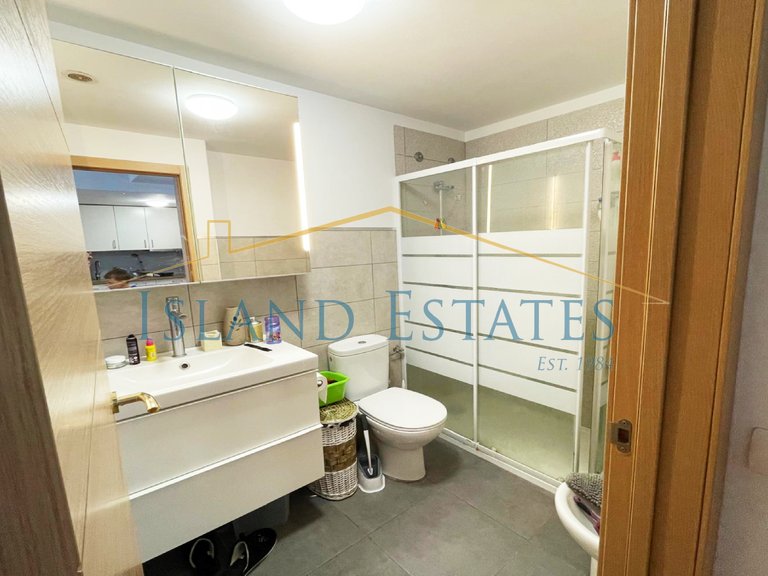 One bedroom apartment with private roof terrace 15