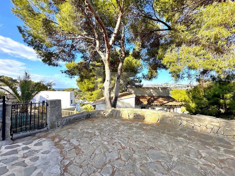 For Sale. Detached Villa To Reform with sea views and views of the Peñón de Ifach 15