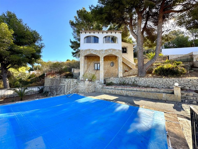 For Sale. Detached Villa To Reform with sea views and views of the Peñón de Ifach 1