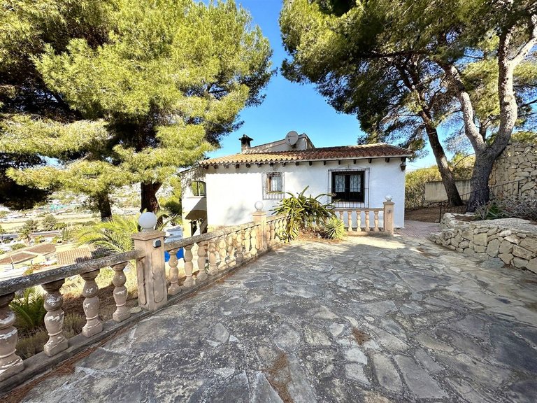For Sale. Detached Villa To Reform with sea views and views of the Peñón de Ifach 3
