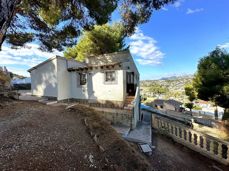 For Sale. Detached Villa To Reform with sea views and views of the Peñón de Ifach 4