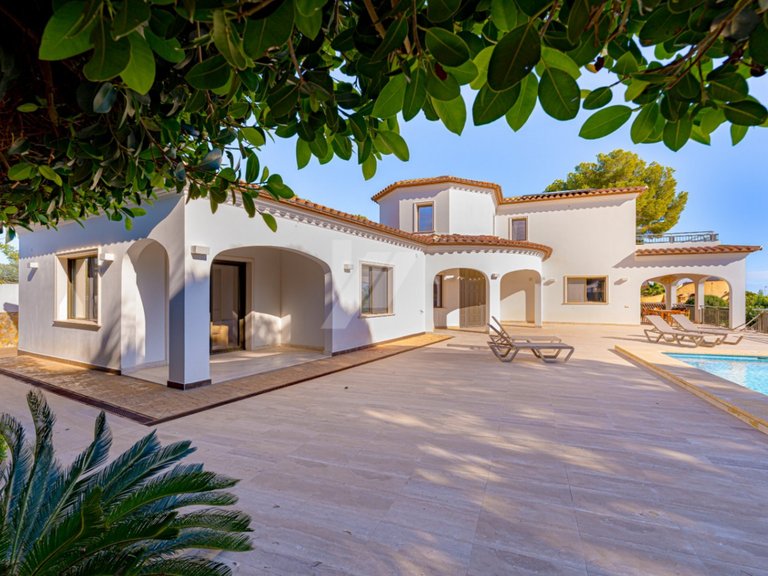 Luxury second line villa for sale in Moraira, with sea views. 2