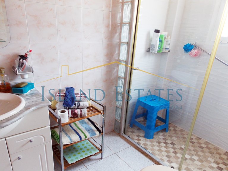2 Bedroom ground floor apartment with community pool 12