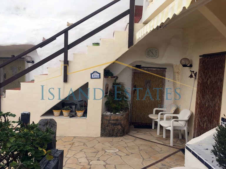 Detached Villa with 2 cave houses on land of 2750 m2 8