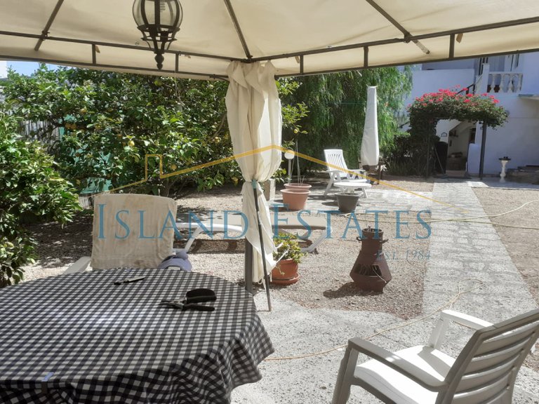 Detached Villa with 2 cave houses on land of 2750 m2 1