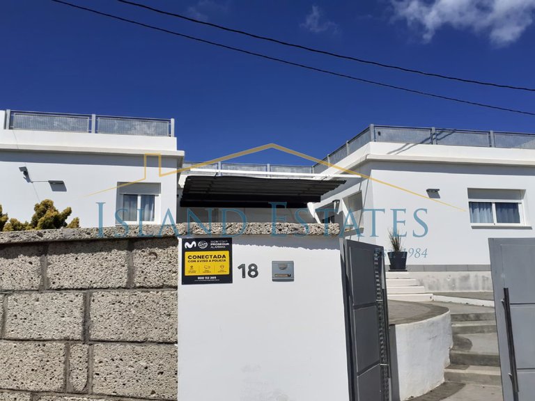 Detached Villa with 2 cave houses on land of 2750 m2 2