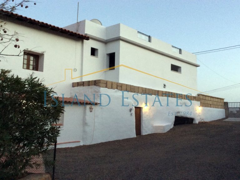 Detached Villa with 2 cave houses on land of 2750 m2 1