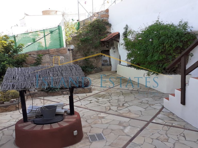 Detached Villa with 2 cave houses on land of 2750 m2 5