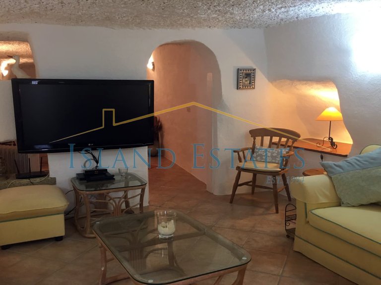 Detached Villa with 2 cave houses on land of 2750 m2 10