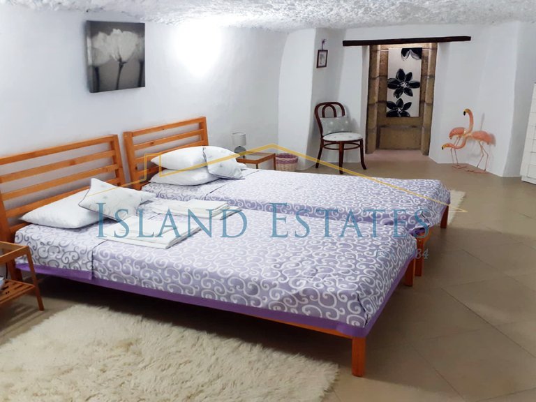 Detached Villa with 2 cave houses on land of 2750 m2 11