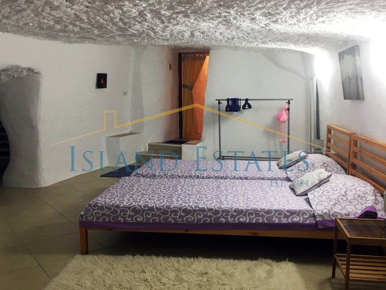 Detached Villa with 2 cave houses on land of 2750 m2 15