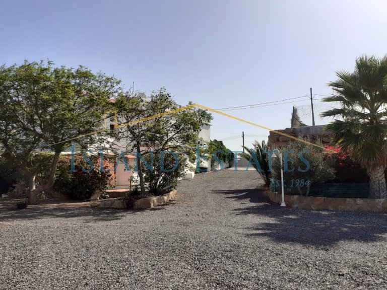 Detached Villa with 2 cave houses on land of 2750 m2 20