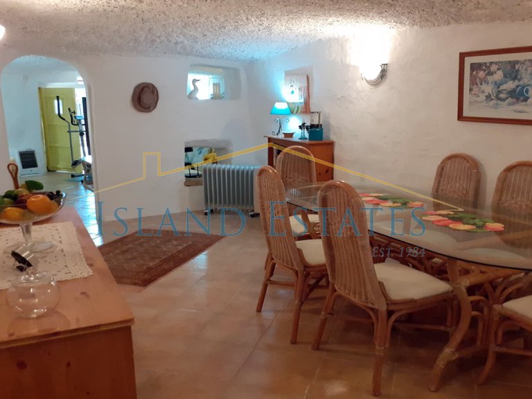 Detached Villa with 2 cave houses on land of 2750 m2 10