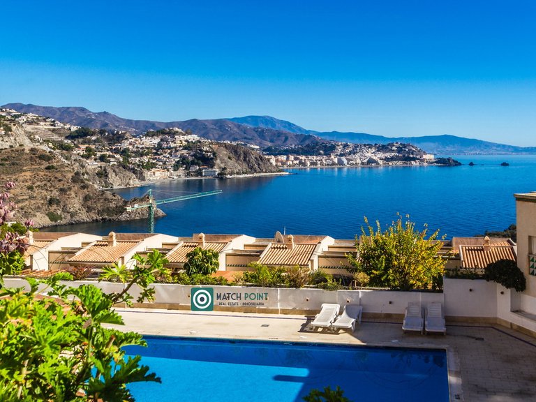 BEAUTIFUL TOWNHOUSE JUST STEPS FROM THE MARINA AND THE BEACH 1