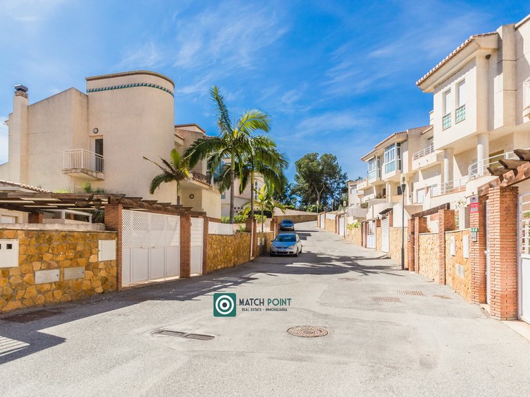 BEAUTIFUL TOWNHOUSE JUST STEPS FROM THE MARINA AND THE BEACH 10