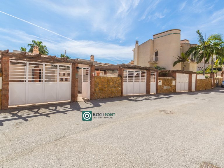 BEAUTIFUL TOWNHOUSE JUST STEPS FROM THE MARINA AND THE BEACH 11