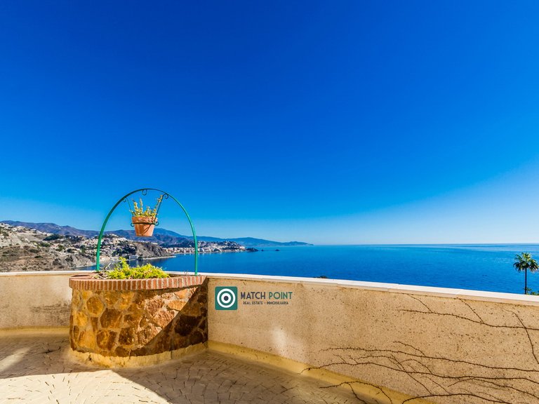 BEAUTIFUL TOWNHOUSE JUST STEPS FROM THE MARINA AND THE BEACH 2