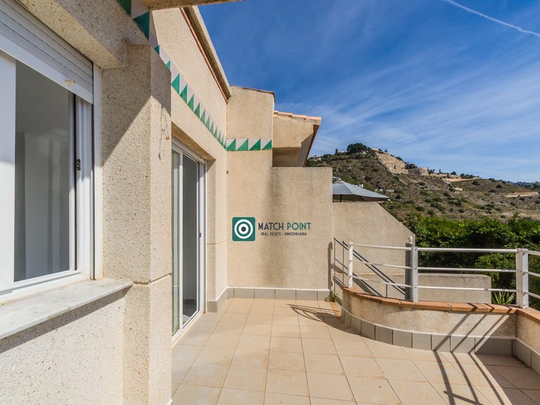 BEAUTIFUL TOWNHOUSE JUST STEPS FROM THE MARINA AND THE BEACH 23