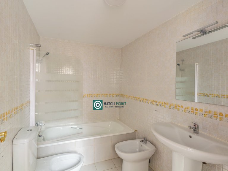 BEAUTIFUL TOWNHOUSE JUST STEPS FROM THE MARINA AND THE BEACH 32