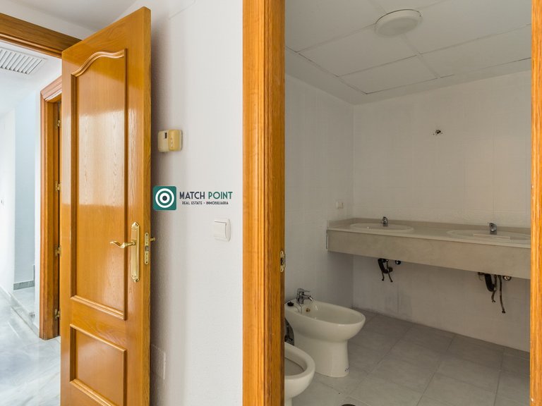 BEAUTIFUL TOWNHOUSE JUST STEPS FROM THE MARINA AND THE BEACH 36
