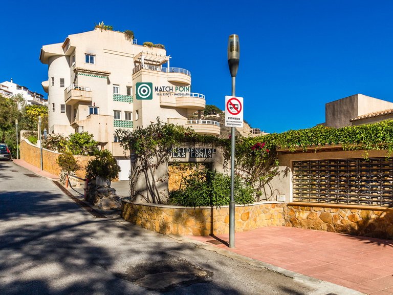 BEAUTIFUL TOWNHOUSE JUST STEPS FROM THE MARINA AND THE BEACH 38