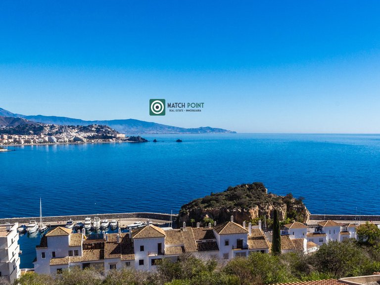 BEAUTIFUL TOWNHOUSE JUST STEPS FROM THE MARINA AND THE BEACH 6