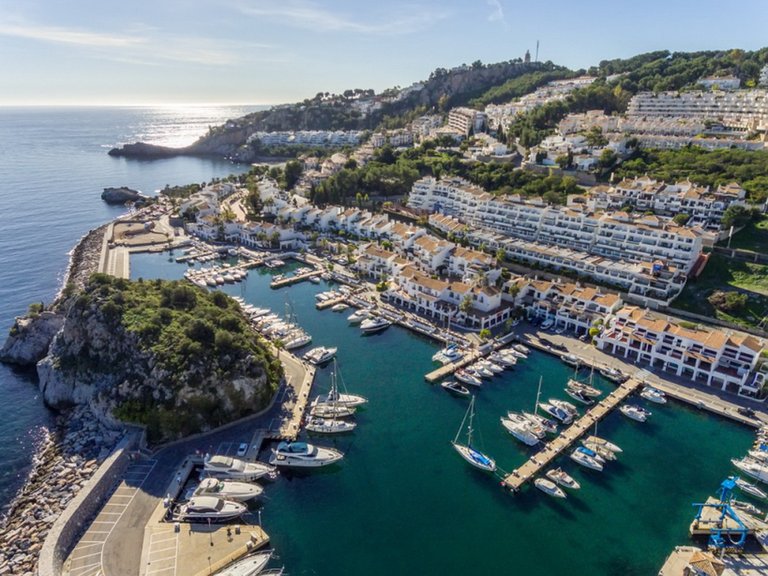 BEAUTIFUL TOWNHOUSE JUST STEPS FROM THE MARINA AND THE BEACH 40