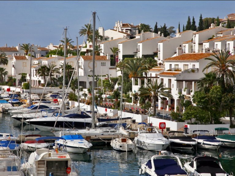 BEAUTIFUL TOWNHOUSE JUST STEPS FROM THE MARINA AND THE BEACH 41